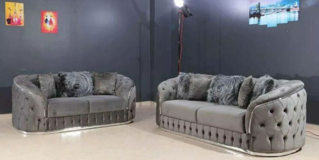 Darby Sofa Buttoned With Chrome Trim